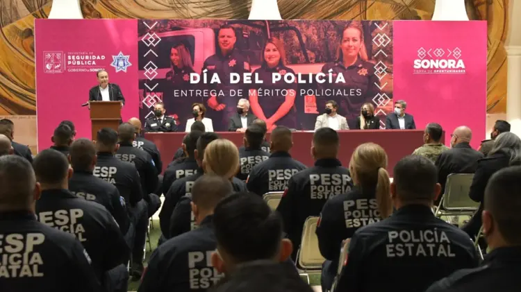 Entregan reconocimientos a policías en su día