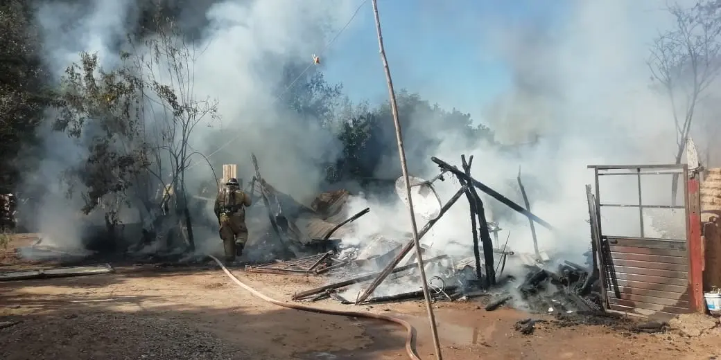 Corto circuito ocasiona incendio en casa de cartón de Navojoa