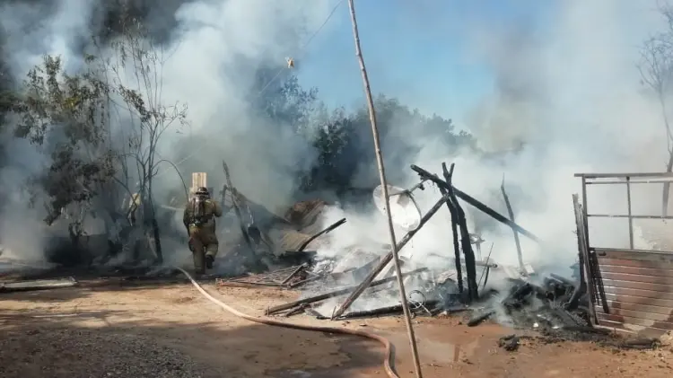 Corto circuito ocasiona incendio en casa de cartón de Navojoa