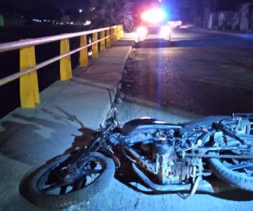 Motociclista y acompañante terminan en el Canal de Las Pilas por pasarse un alto