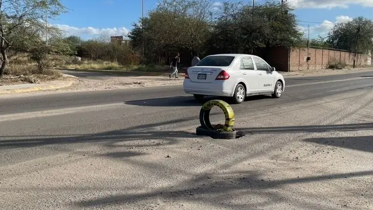 Alcantarilla sin tapa causa estragos; han caído vehículos y personas