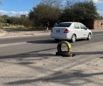 Alcantarilla sin tapa causa estragos; han caído vehículos y personas