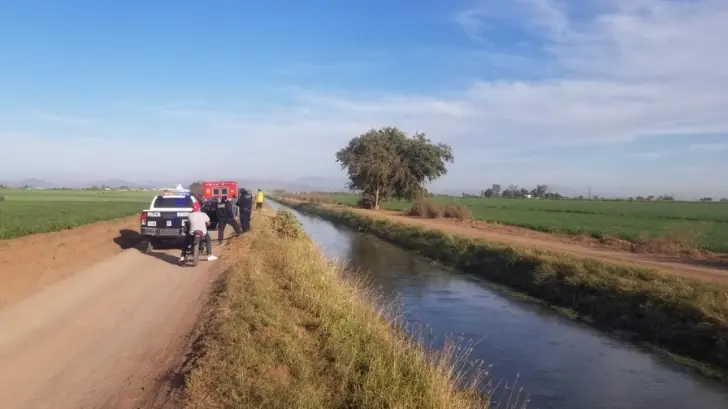 Joven motociclista cae a acueducto y pierde la vida