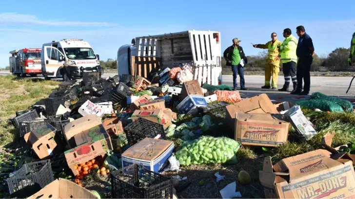 Se vuelca camión de verduras en la Carretera México 15; no faltó la rapiña