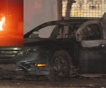 Atienden incendio de un auto y encuentran un cuerpo calcinado dentro