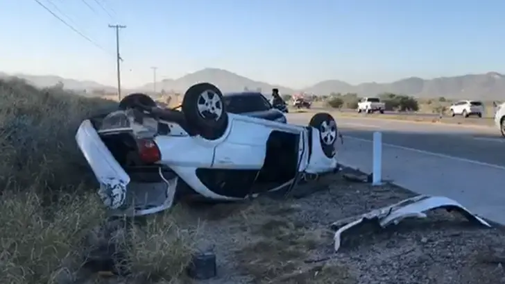 VIDEO | Se vuelca vehículo en la carretera de la salida sur de Hermosillo