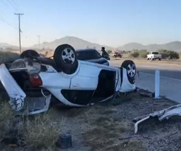 VIDEO | Se vuelca vehículo en la carretera de la salida sur de Hermosillo