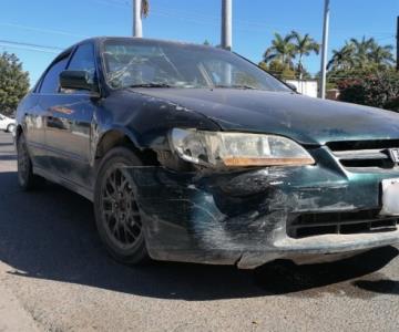 Omite alto de cortesía y provoca aparatoso choque