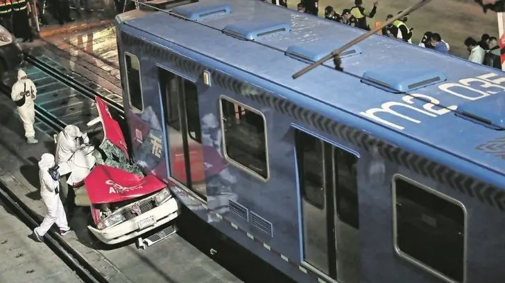 Choca taxi con Tren Ligero; muere mujer