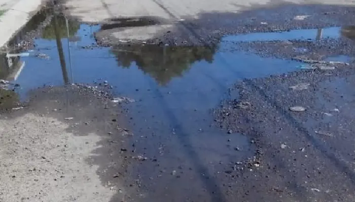 Fuga en toma de agua causa molestias en colonia Jesús García