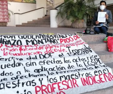 Maestro Gabriel Verdugo se manifiesta en el Palacio Municipal de Navojoa