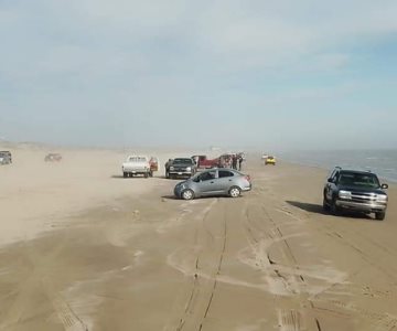 Causa indignación el acceso de vehículos en la playa de Huatabampito