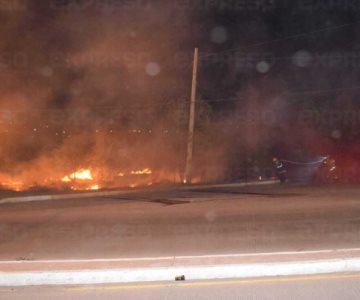 Bomberos logran sofocar intenso incendio en un baldío en Guaymas