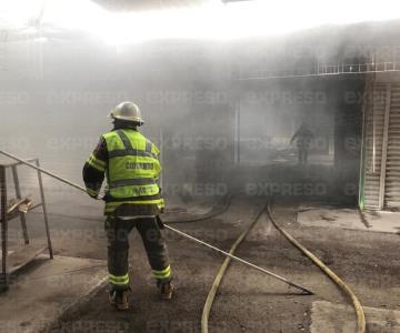 Bomberos combaten incendio en tianguis Héctor Espino