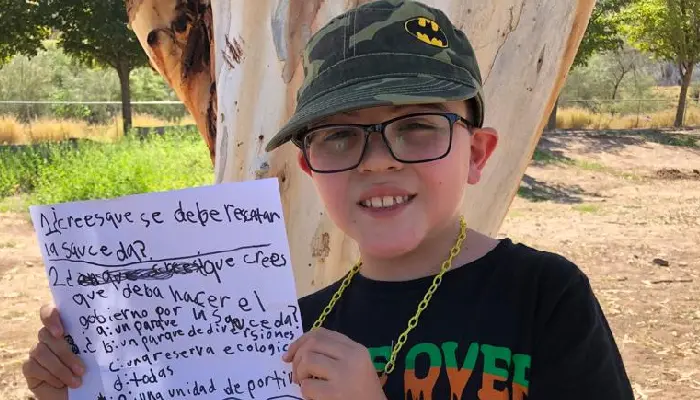 El pequeño Luis Elí da voz a los niños sobre la rehabilitación de La Sauceda