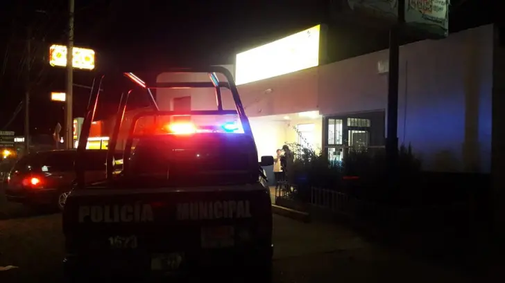 Amarran a los empleados y se llevan 20 mil pesos de un supermercado