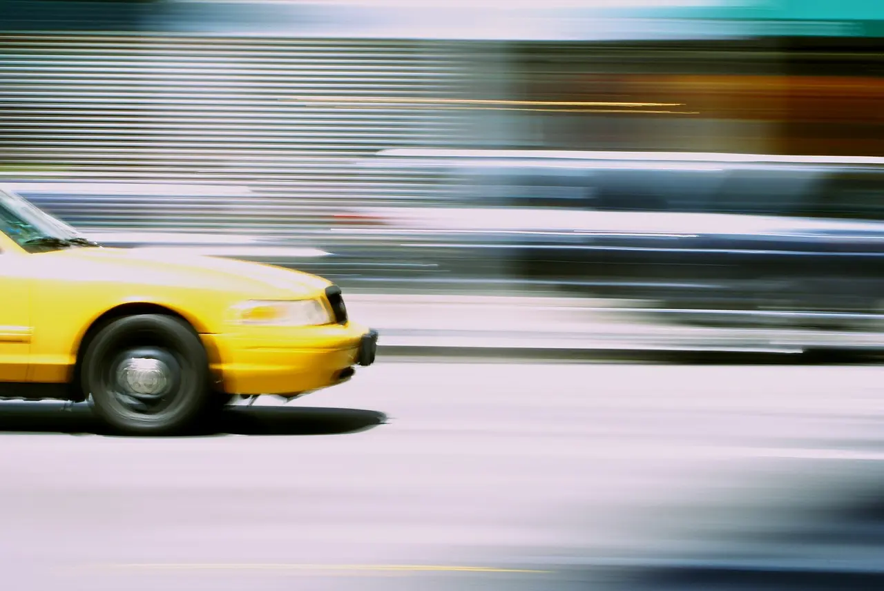 Ella se lanzó de un taxi en movimiento para evitar secuestro y murió en el hospital; tenía 18 años e iba a su trabajo