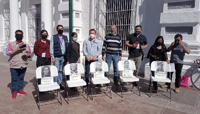 Reporteros de distintos medios protestaron frente a Palacio de gobierno por los asesinatos de colegas en México. (Foto: Especial/EXPRESO)