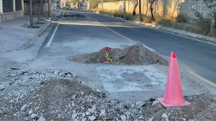 Reportan hoyos en calle que había sido rehabilitada