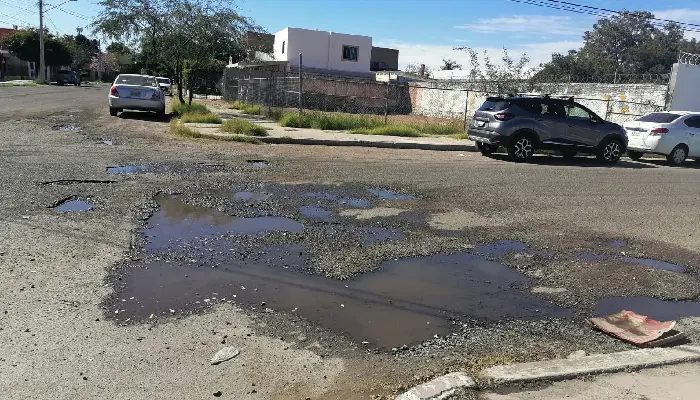 Exigen a Aguah que atiendan reportes de fuga en la calle Tabasco tras dos semanas sin respuesta