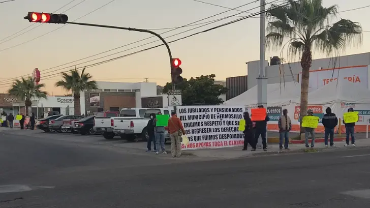 La policía ya los esperaba: jubilados y pensionados intentaron tomar Tesorería Municipal
