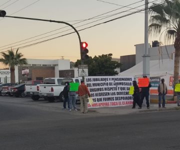 La policía ya los esperaba: jubilados y pensionados intentaron tomar Tesorería Municipal