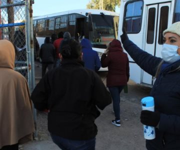 Congelados, menores nogalenses acuden por su segunda dosis a Arizona