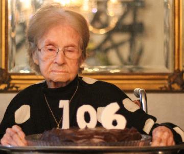 Velia Rivera cumple 106 años junto a su numerosa familia