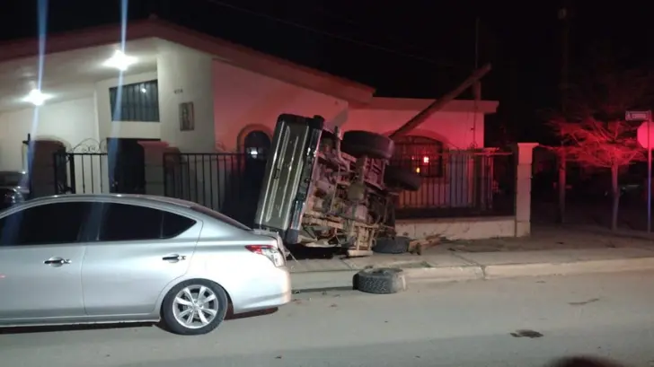 Por combinar alcohol y volante, pick up se vuelca y se estrella contra un carro