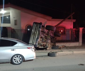 Por combinar alcohol y volante, pick up se vuelca y se estrella contra un carro