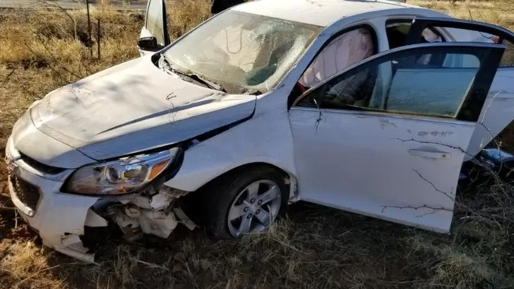 Vuelca auto tras intentar escapar de la migra