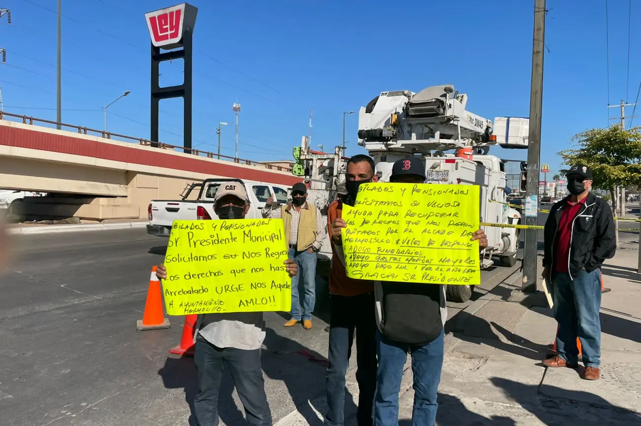 Manifestantes entregan peticiones al presidente López Obrador
