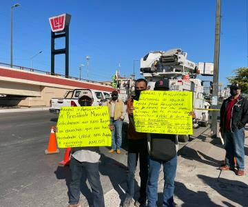 Manifestantes entregan peticiones al presidente López Obrador