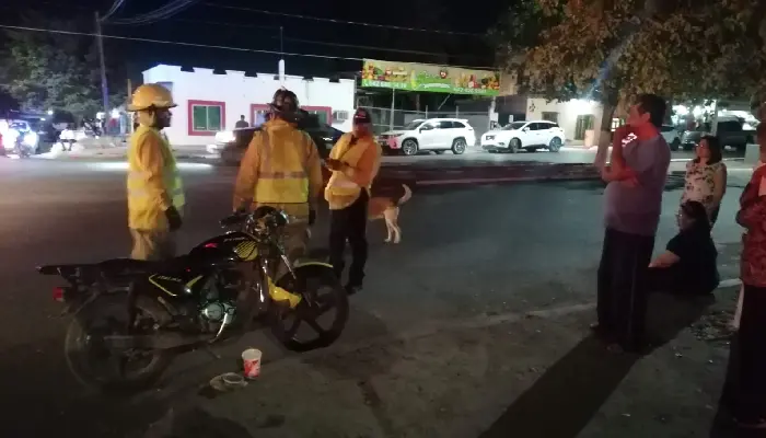 Omite el alto y provoca considerable accidente a motociclistas