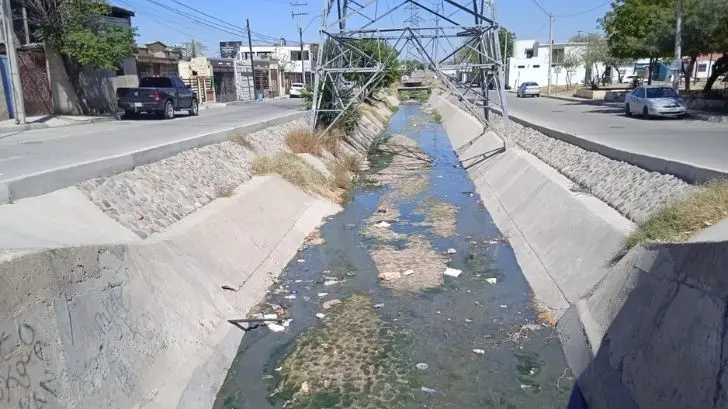 Ya ni se puede ni ir al parque: Río de aguas negras se apodera del canal de Las Villas