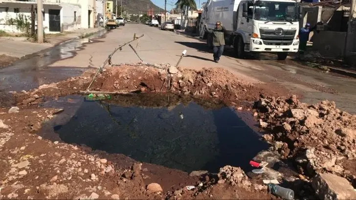 Alberca y río de agua desbordada a media calle en colonia Petrolera