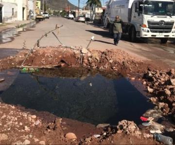 Alberca y río de agua desbordada a media calle en colonia Petrolera