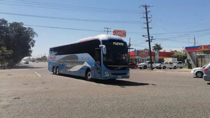 Así es como choferes de autobuses evitan el bloqueo yaqui en Loma de Guamúchil