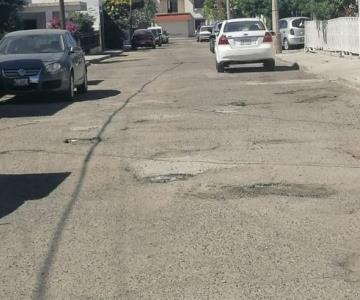 Por lo menos echenles tierrita: vecinos reportan calle llena de baches al Ayuntamiento