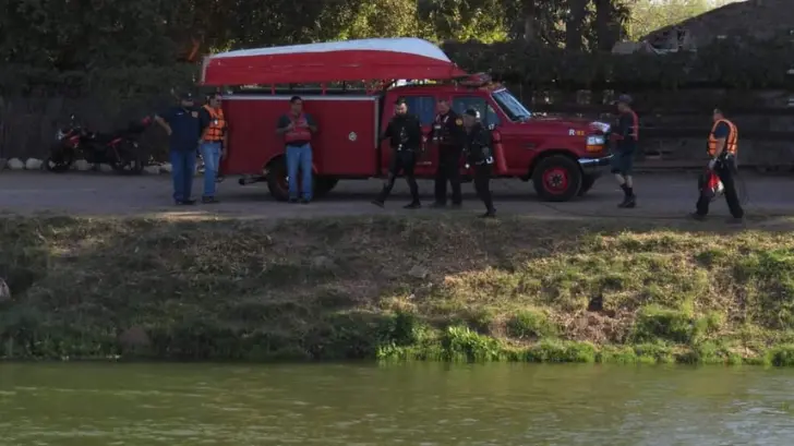 Joven se lanza a canal y no logra salir; continúan buscándolo