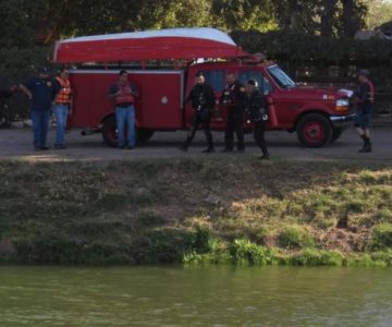 Joven se lanza a canal y no logra salir; continúan buscándolo