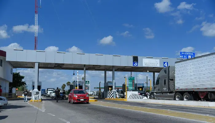 Bloqueos y peajes en la Carretera Federal 15 generan múltiples problemas a transportistas