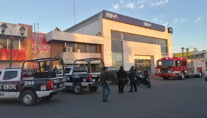 Navojoa: Trabajador resulta electrocutado en el techo de un banco del centro