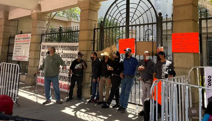 Aquí vamos a estar las 24 horas: Jubilados se encadenan a Palacio