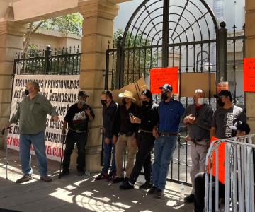 Aquí vamos a estar las 24 horas: Jubilados se encadenan a Palacio