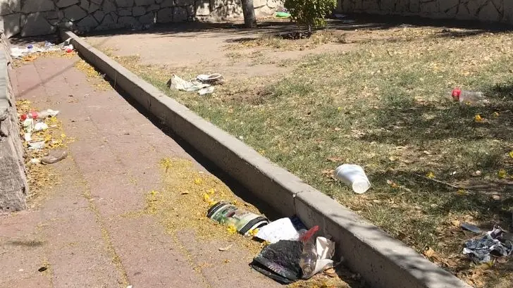 Cochinero y abandono; reportan descuido en parque y escuela Leona Vicario