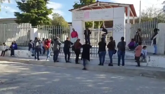 Padre piden atención a la Secundaría No. 9; vandalismo impide el regreso a clases