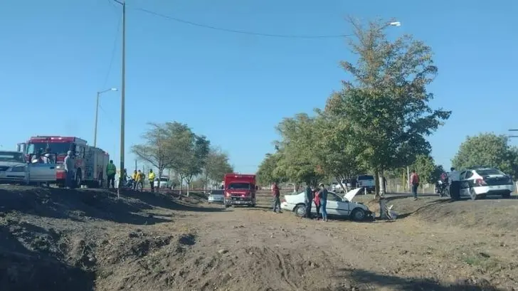Joven fallece al chocar auto contra un árbol