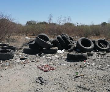 Navojoa: Vecinos toman baldío para quemar llantas y basura