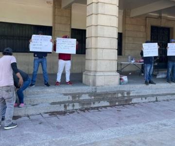 Pepenadores instalan plantón a las afueras del Palacio Municipal